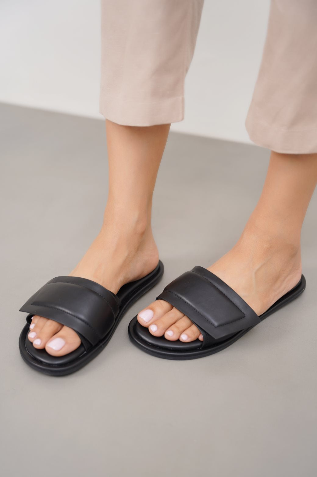 BLACK MARSHMALLOW SLIDES