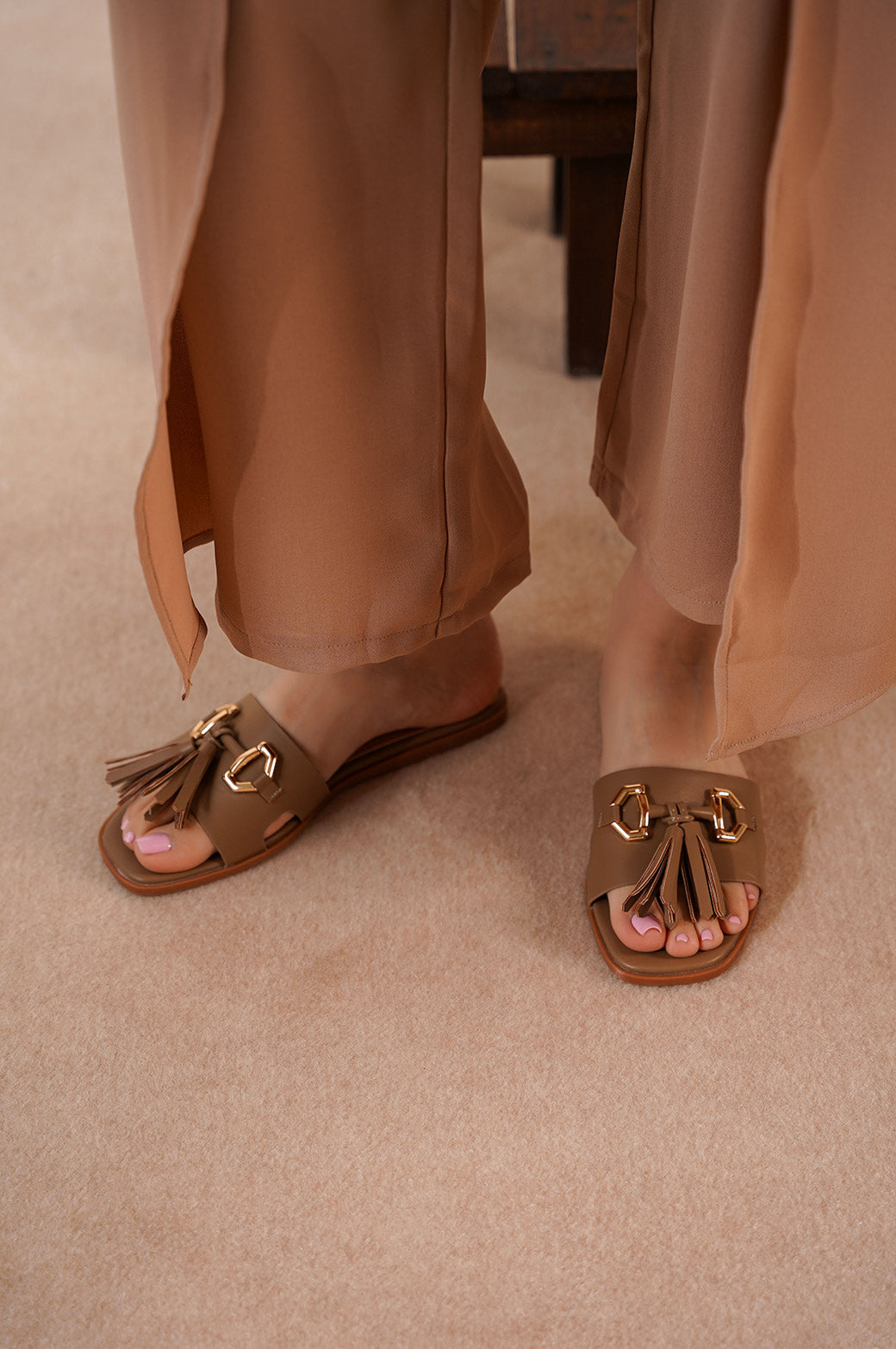 TAUPE CLASSIC SUMMER SLIDES