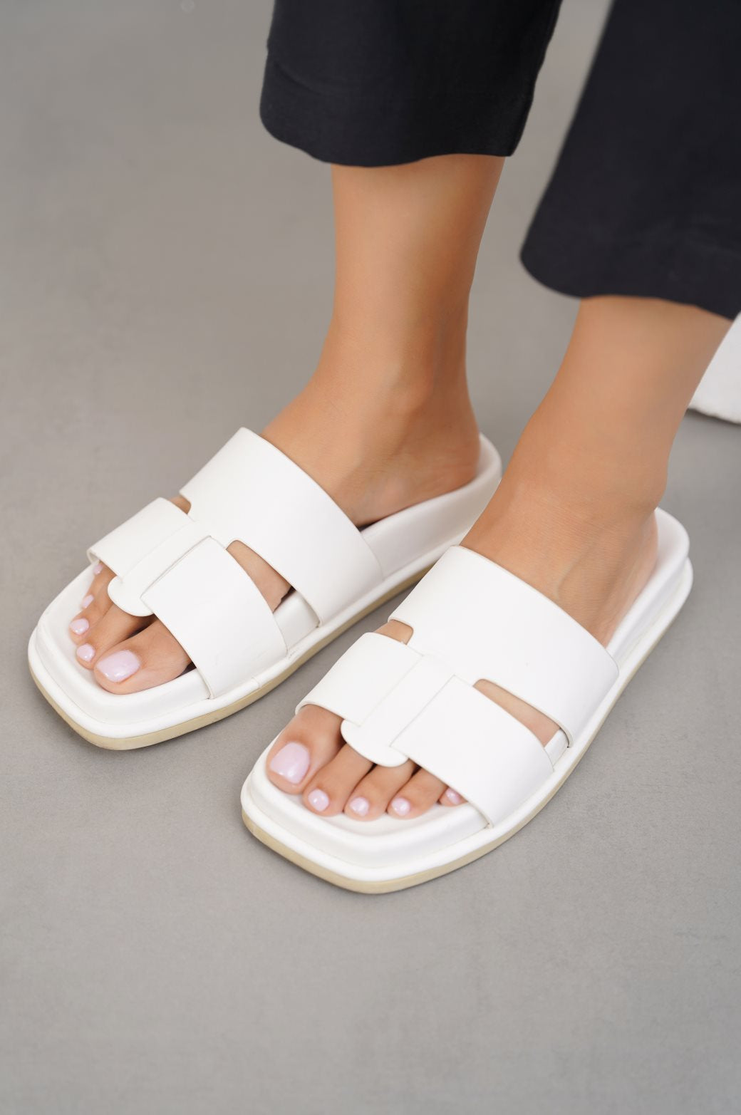 WHITE HOLIDAY MAMA SLIDES