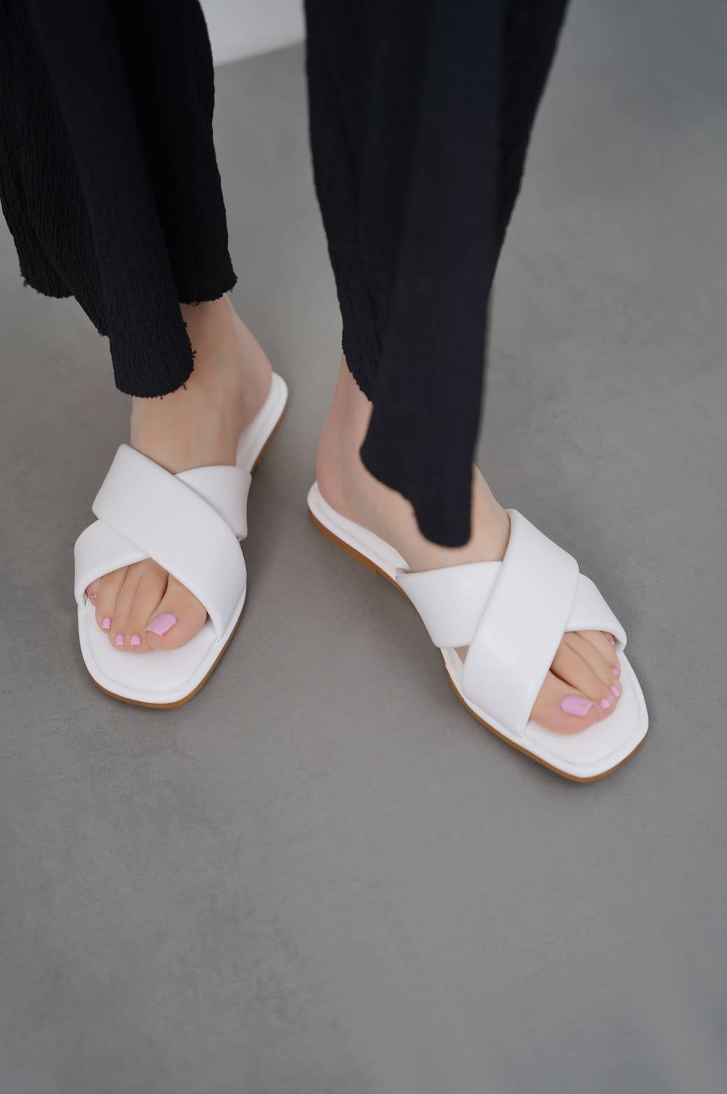 WHITE MINIMAL DAILY SLIDES