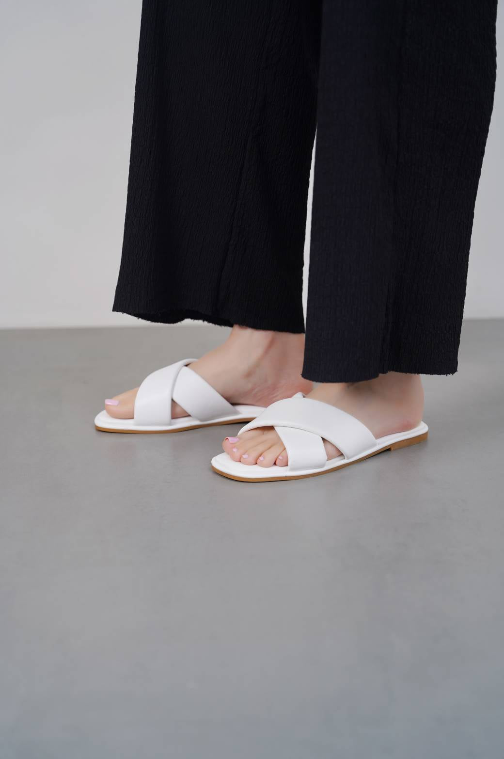 WHITE MINIMAL DAILY SLIDES