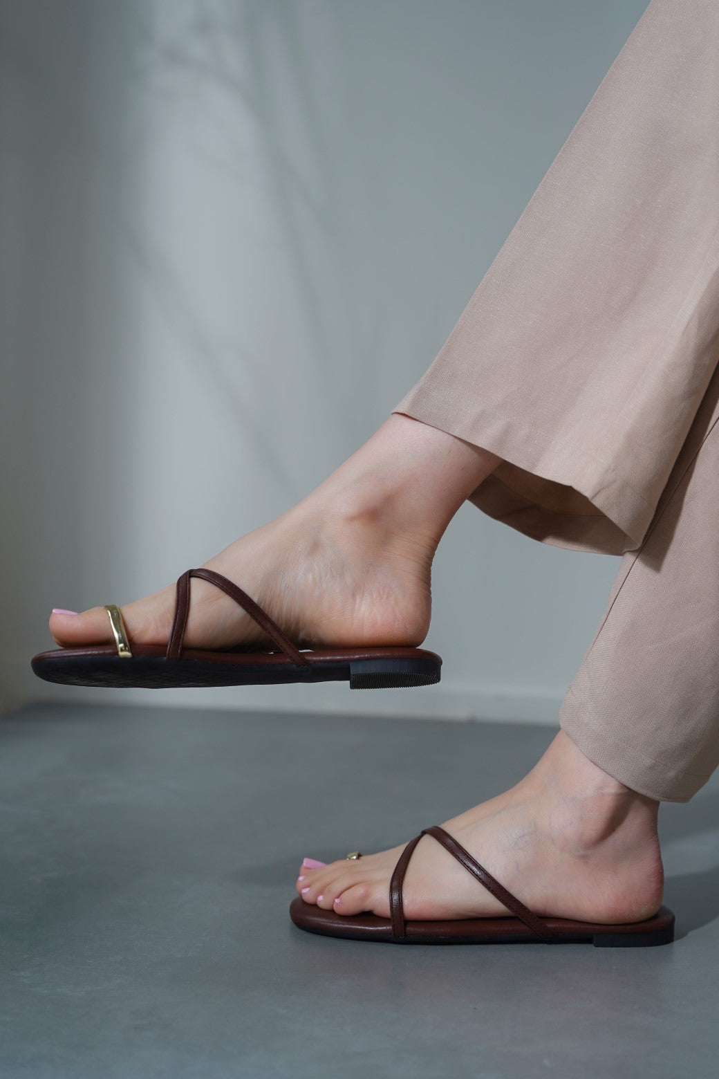 COFFEE MINIMAL TOE SLIDE