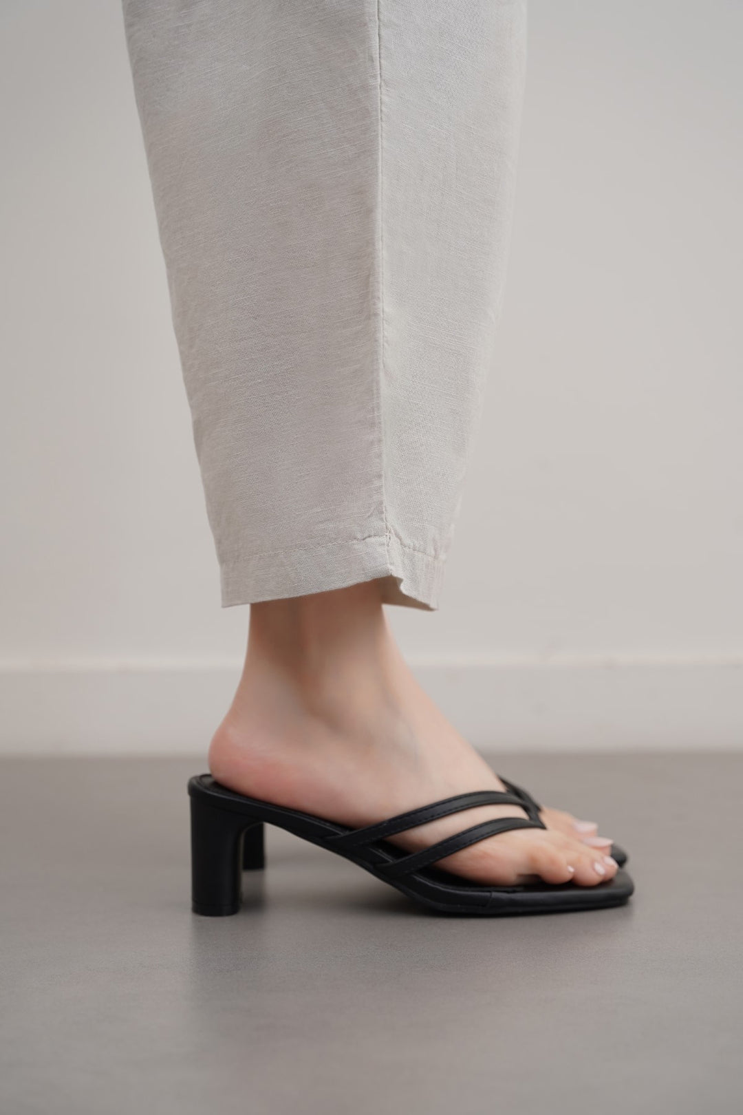 BLACK EDITORIAL BLOCK HEEL