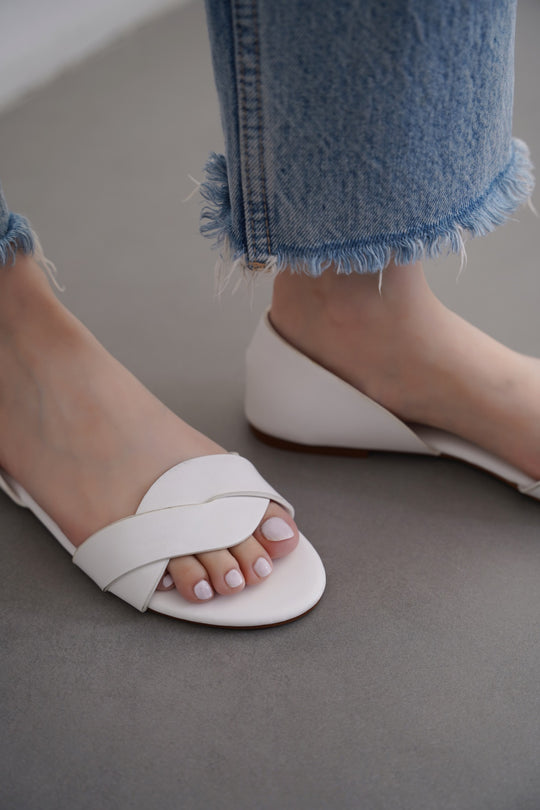 WHITE DORSAY FLATS