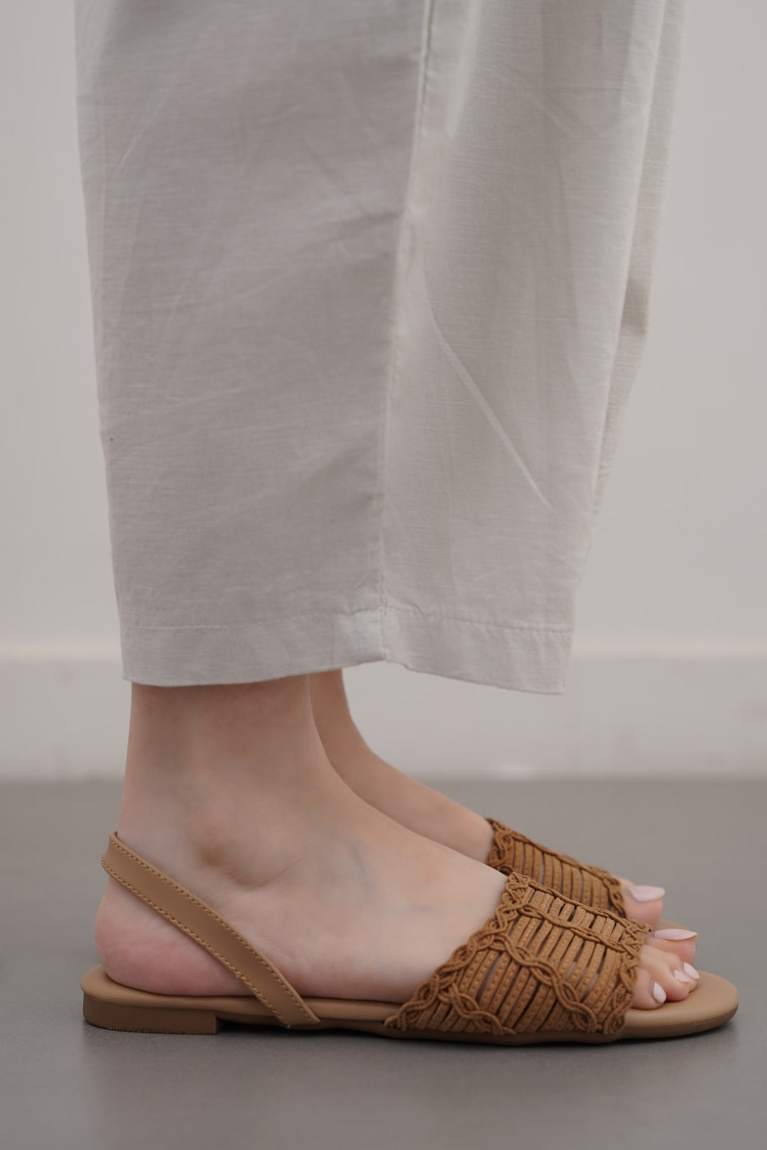 BEIGE BEACH WEAVE SANDALS