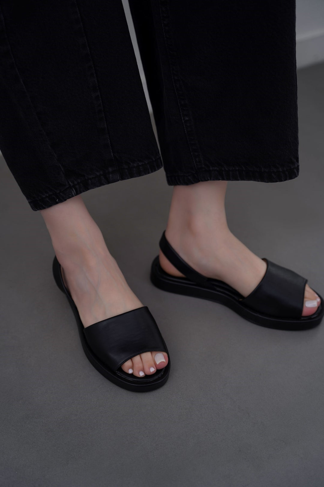 BLACK GREEK SLIPPER SANDAL