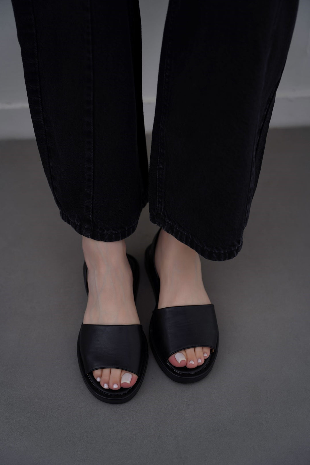 BLACK GREEK SLIPPER SANDAL