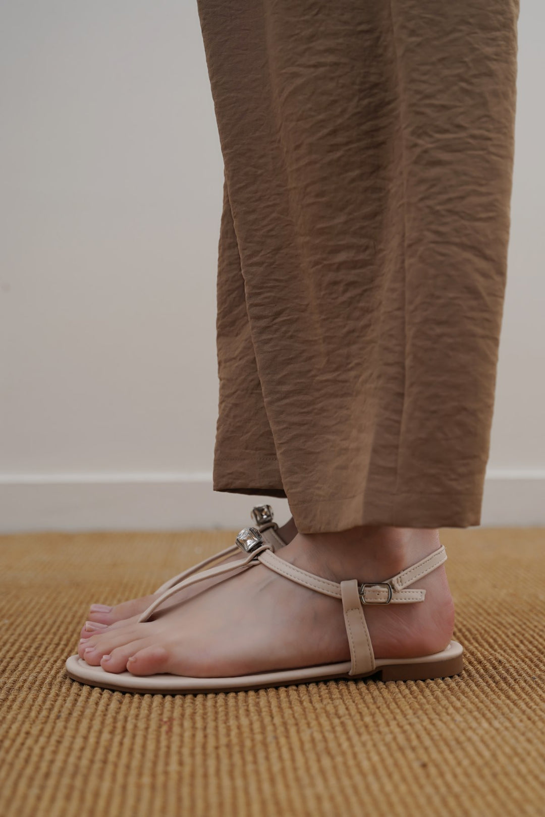 CREAM SANDALS WITH CUBE STUD