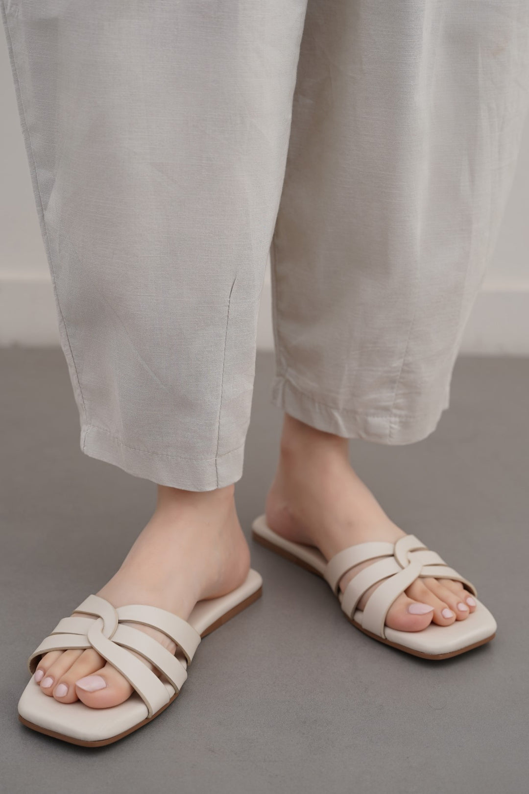 WHITE MINIMAL STRAPPY SLIDES