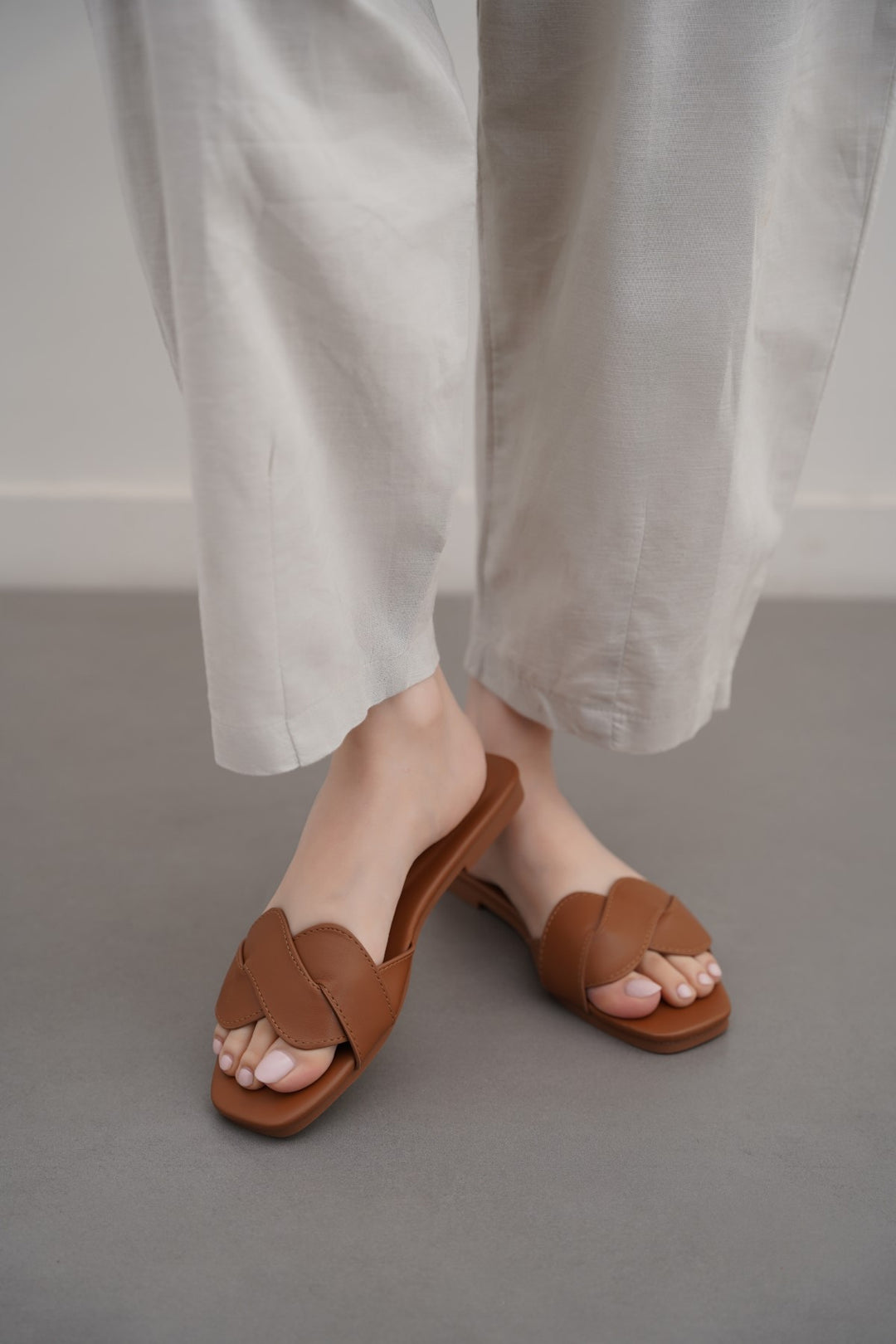 BROWN TRENTO STITCH SLIDES