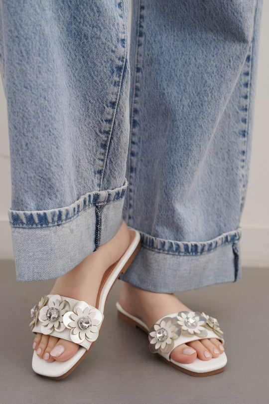 WHITE FLOWER METALLIC SLIDES