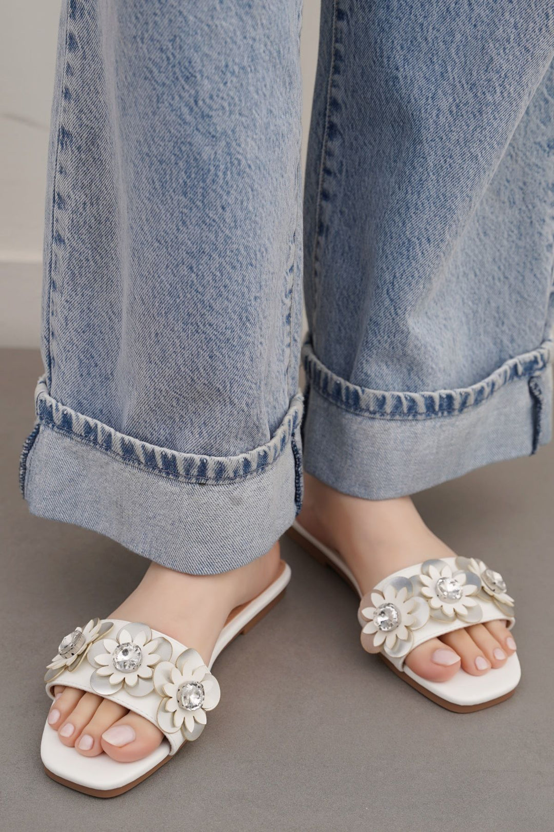 WHITE FLOWER METALLIC SLIDES