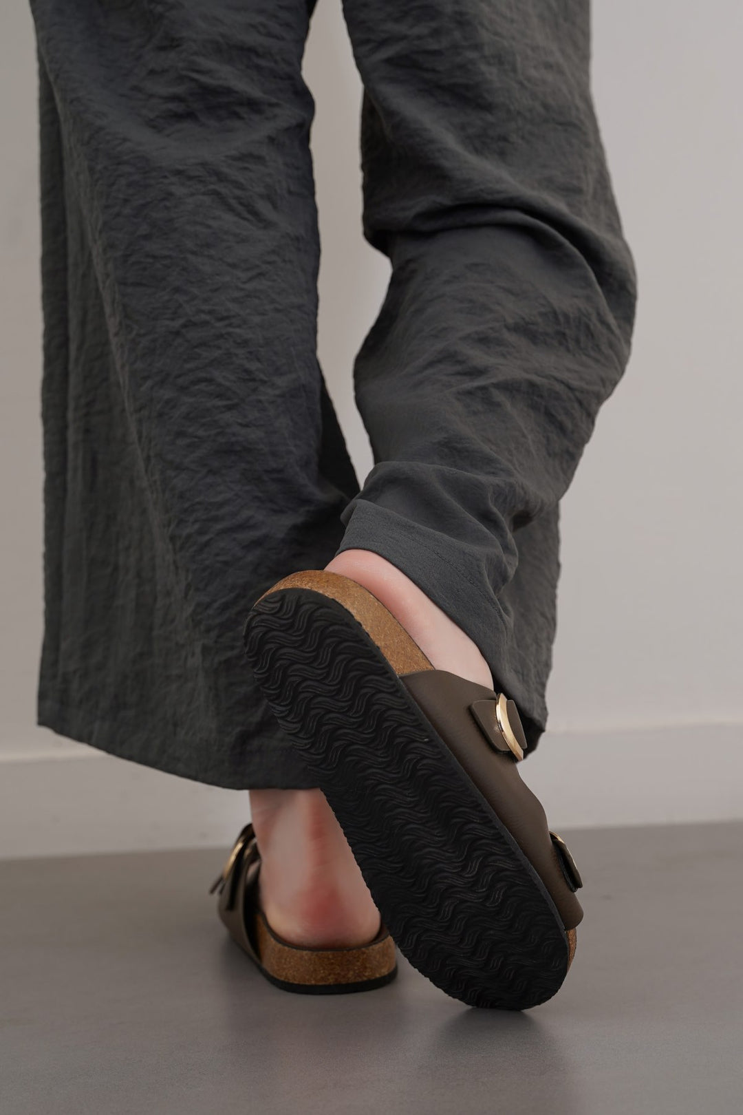 BROWN ADJUSTABLE CUSHIONED SLIDES