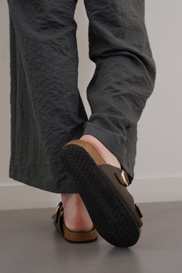 BROWN ADJUSTABLE CUSHIONED SLIDES