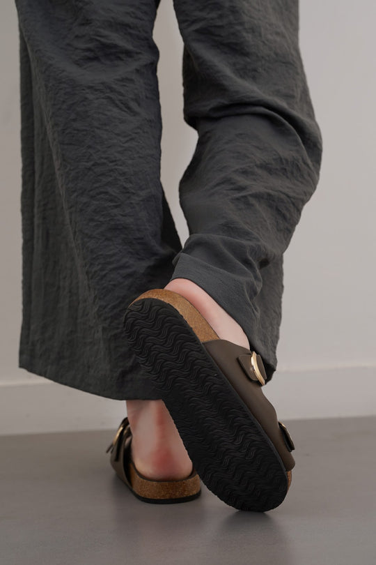 BROWN ADJUSTABLE CUSHIONED SLIDES