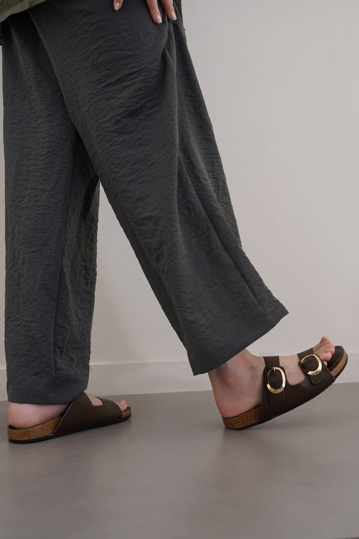BROWN ADJUSTABLE CUSHIONED SLIDES