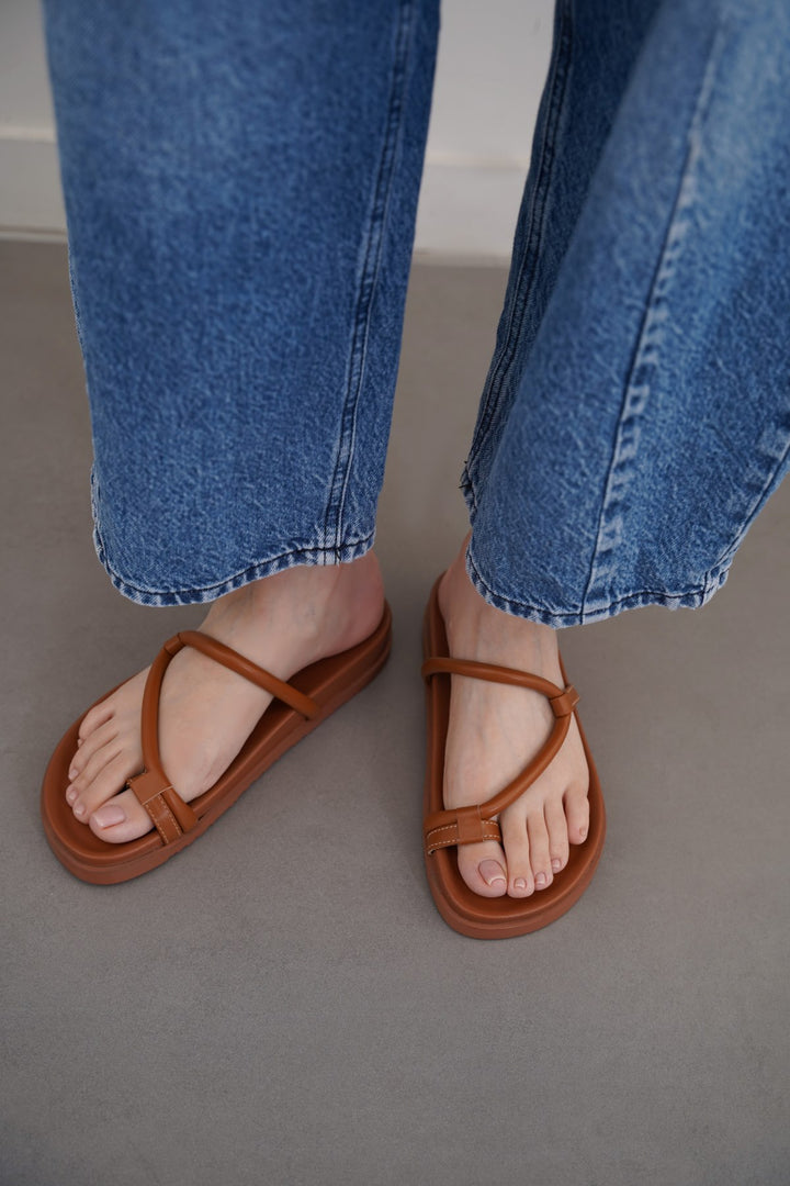 TAN BANANA ROAD TOE SLIDES