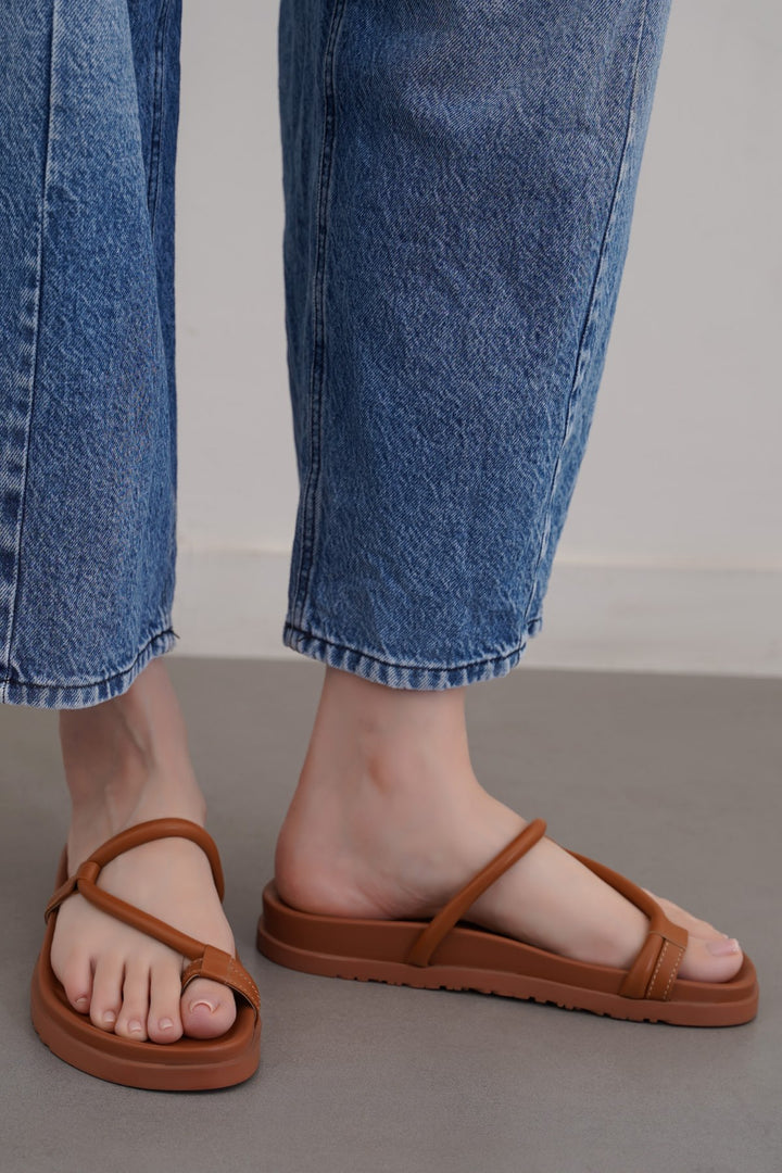 TAN BANANA ROAD TOE SLIDES