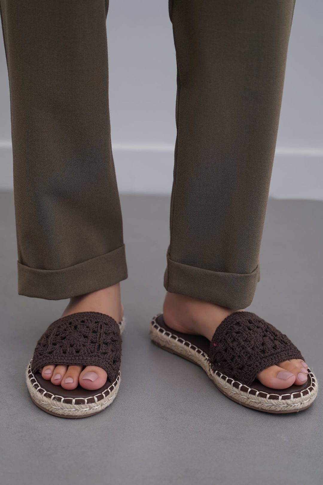 BROWN ROMA WOVEN SLIDES