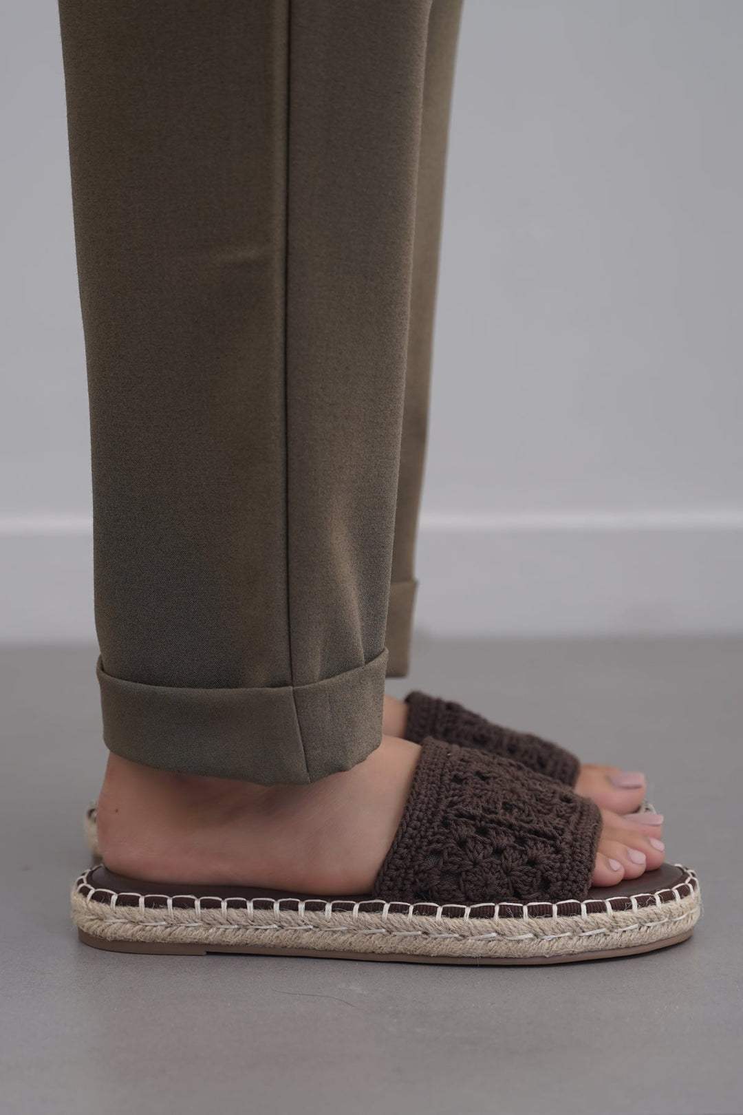 BROWN ROMA WOVEN SLIDES