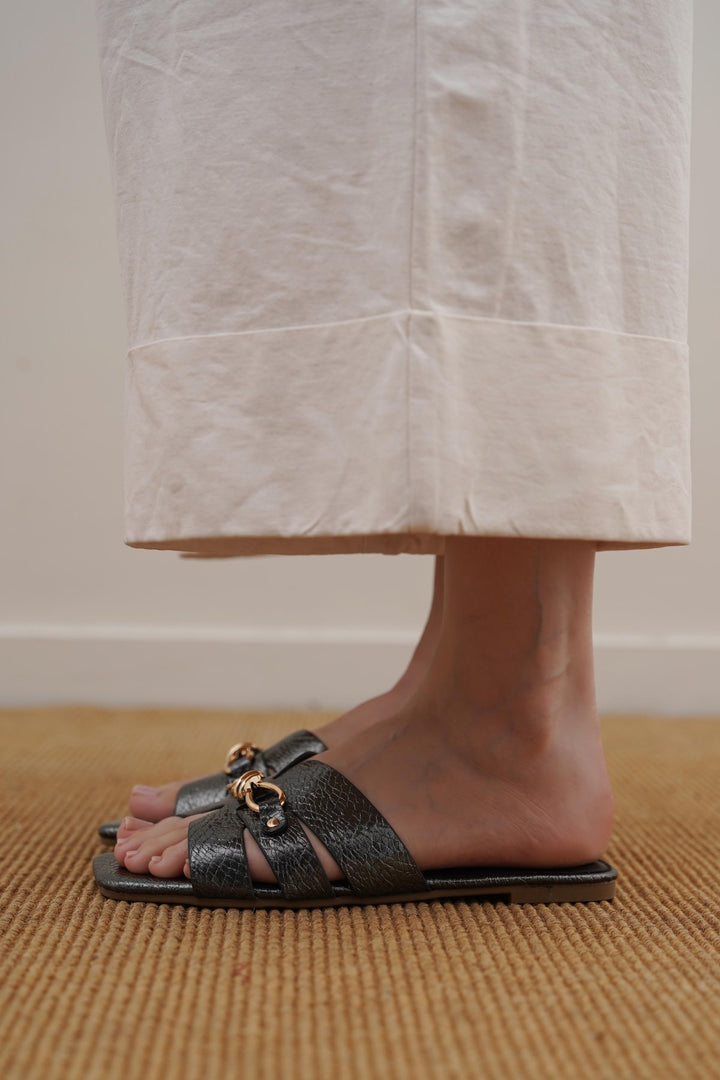 GREY PATENT TEXTURED SLIDES