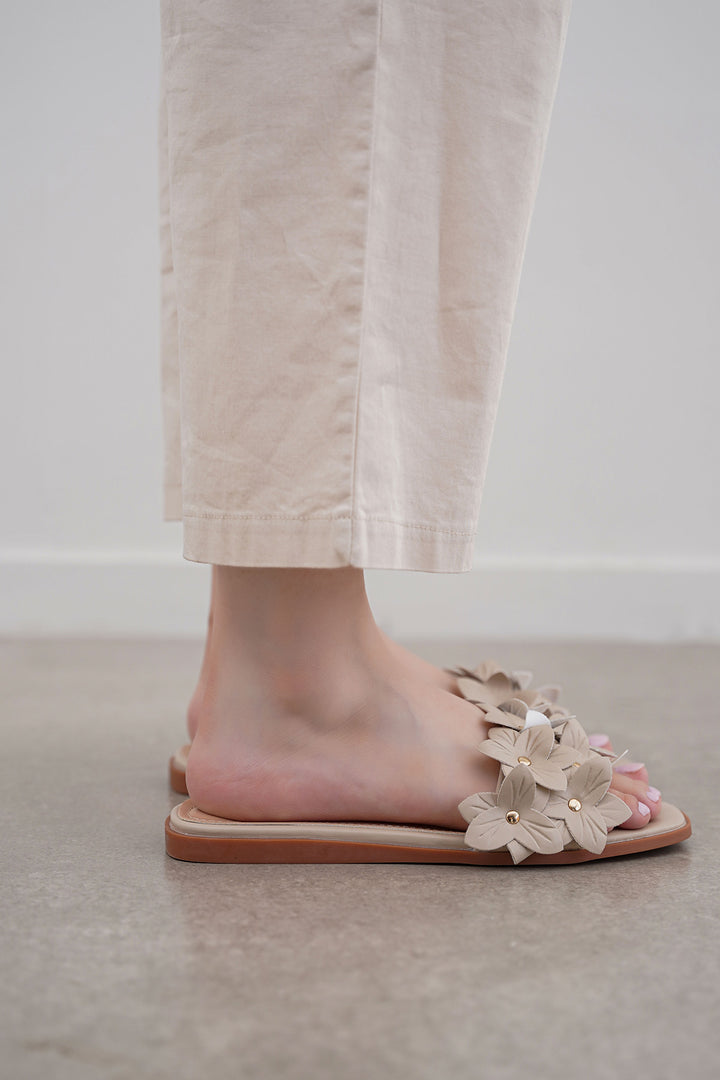 BEIGE EVERYDAY DAISY SLIDES