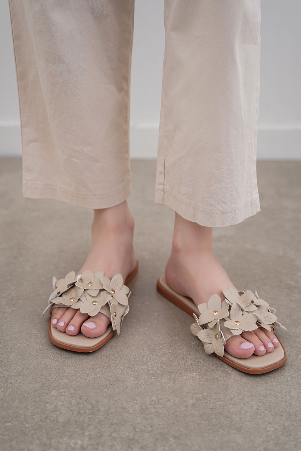 BEIGE EVERYDAY DAISY SLIDES