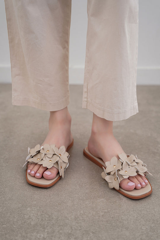 BEIGE EVERYDAY DAISY SLIDES