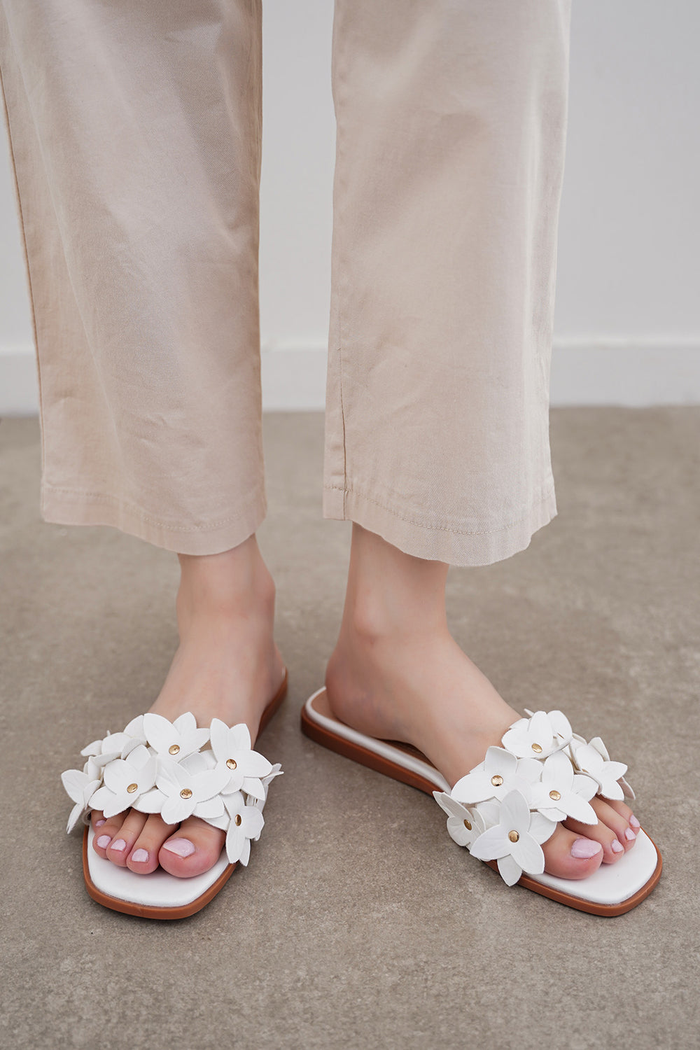 WHITE EVERYDAY DAISY SLIDES
