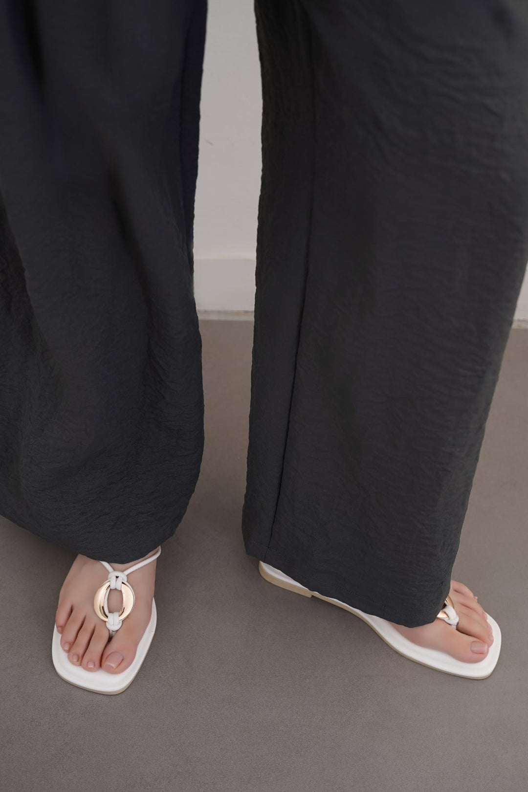 WHITE SUMMER GETAWAY SLIDES