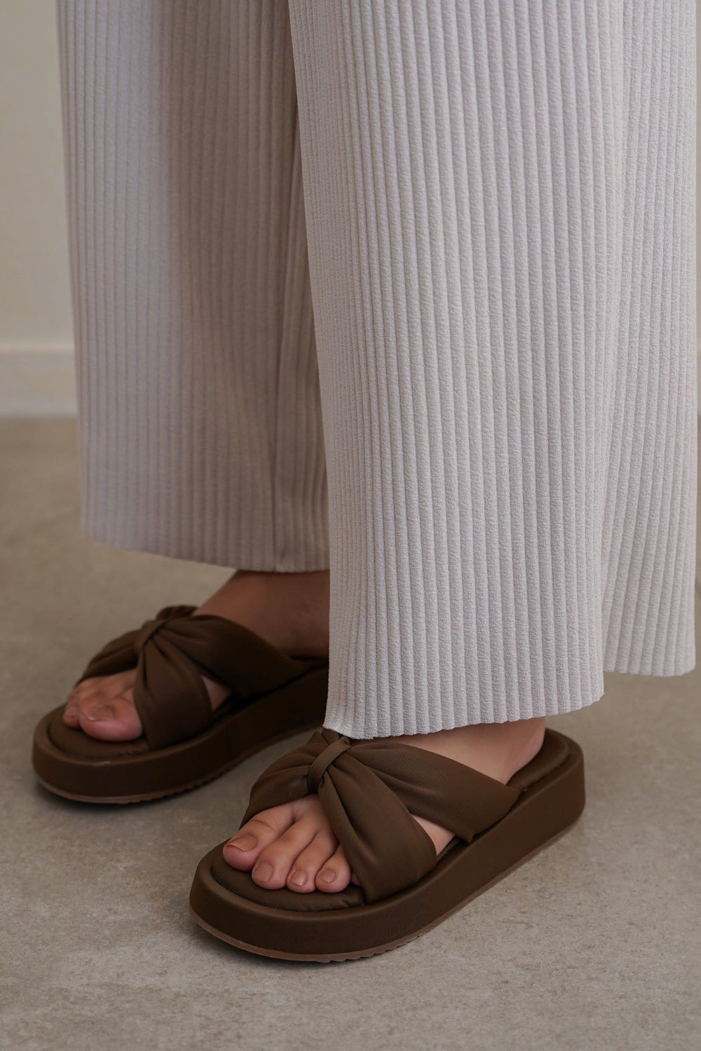 OLIVE BOW MAMA SLIDES