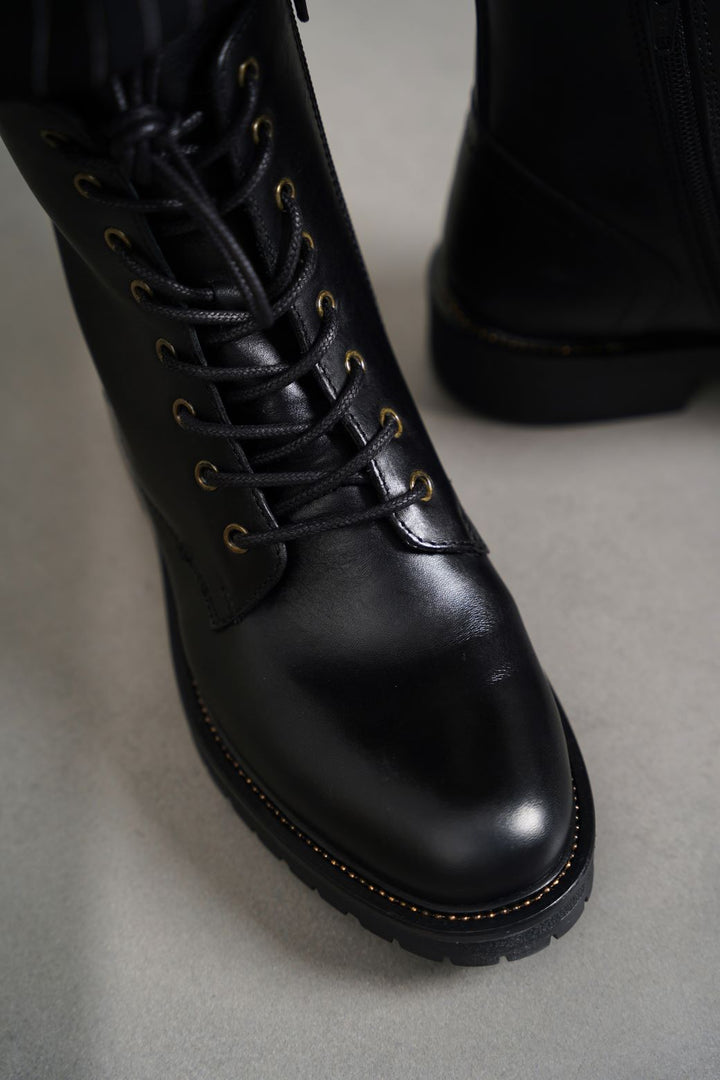 BLACK LACE UP LEATHER BOOTS