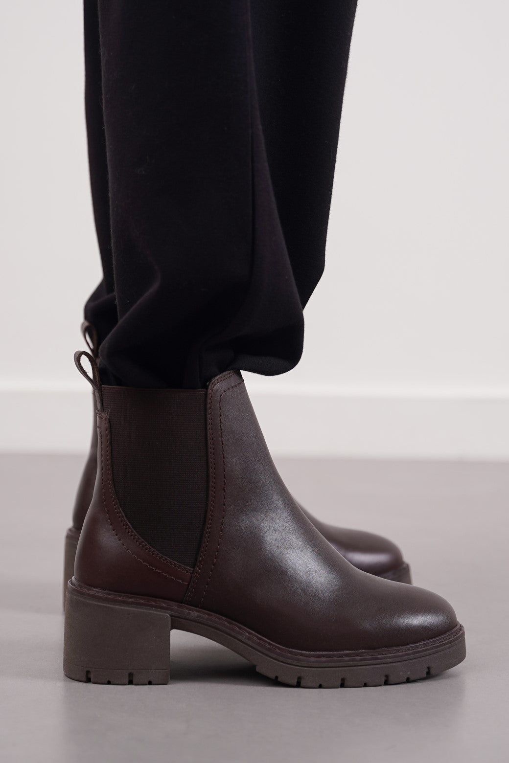 LEATHER CHELSEA BOOTS