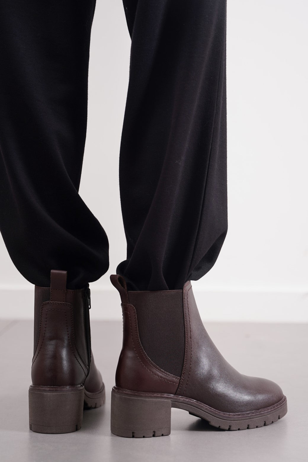 LEATHER CHELSEA BOOTS