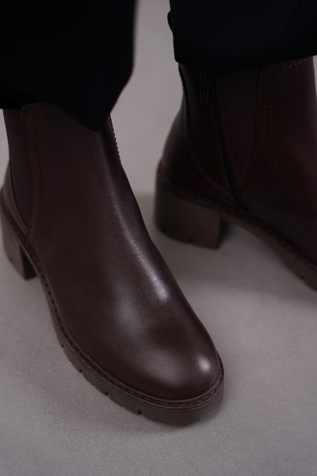 LEATHER CHELSEA BOOTS