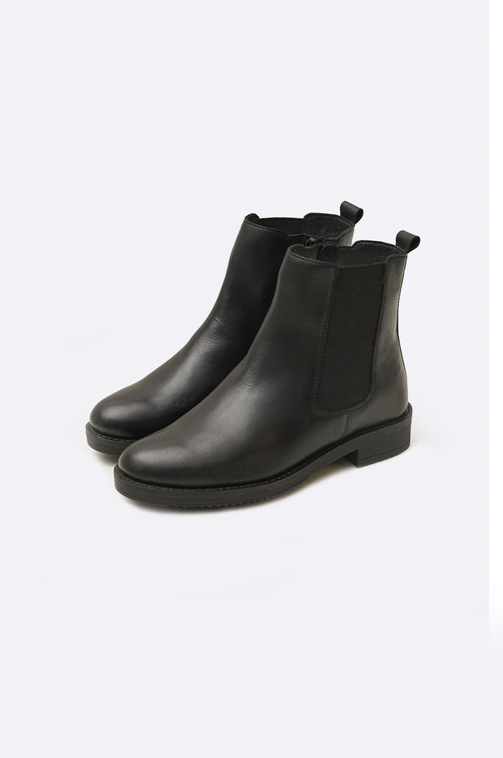 BLACK LEATHER CHELSEA BOOTS