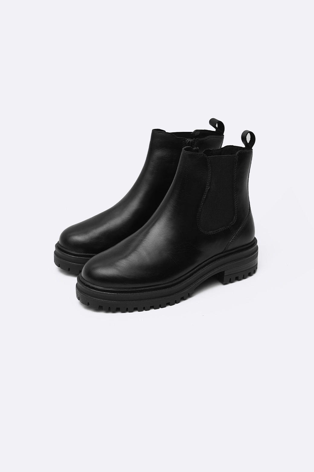 BLACK LEATHER CHELSEA BOOTS