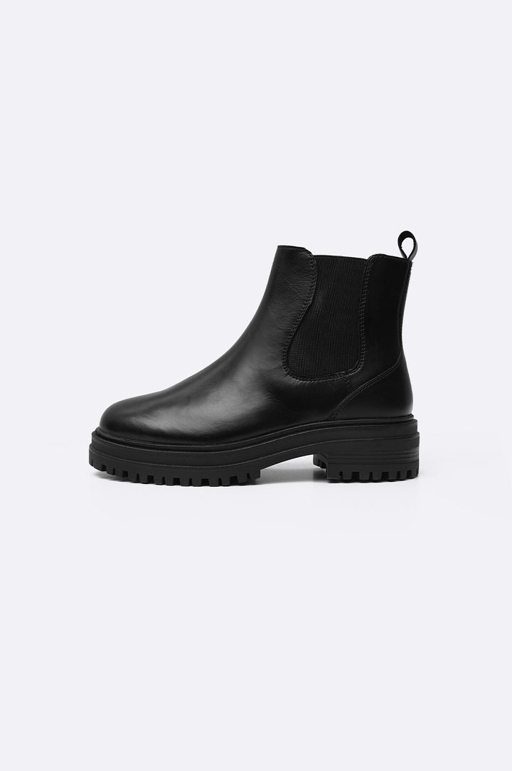 BLACK LEATHER CHELSEA BOOTS