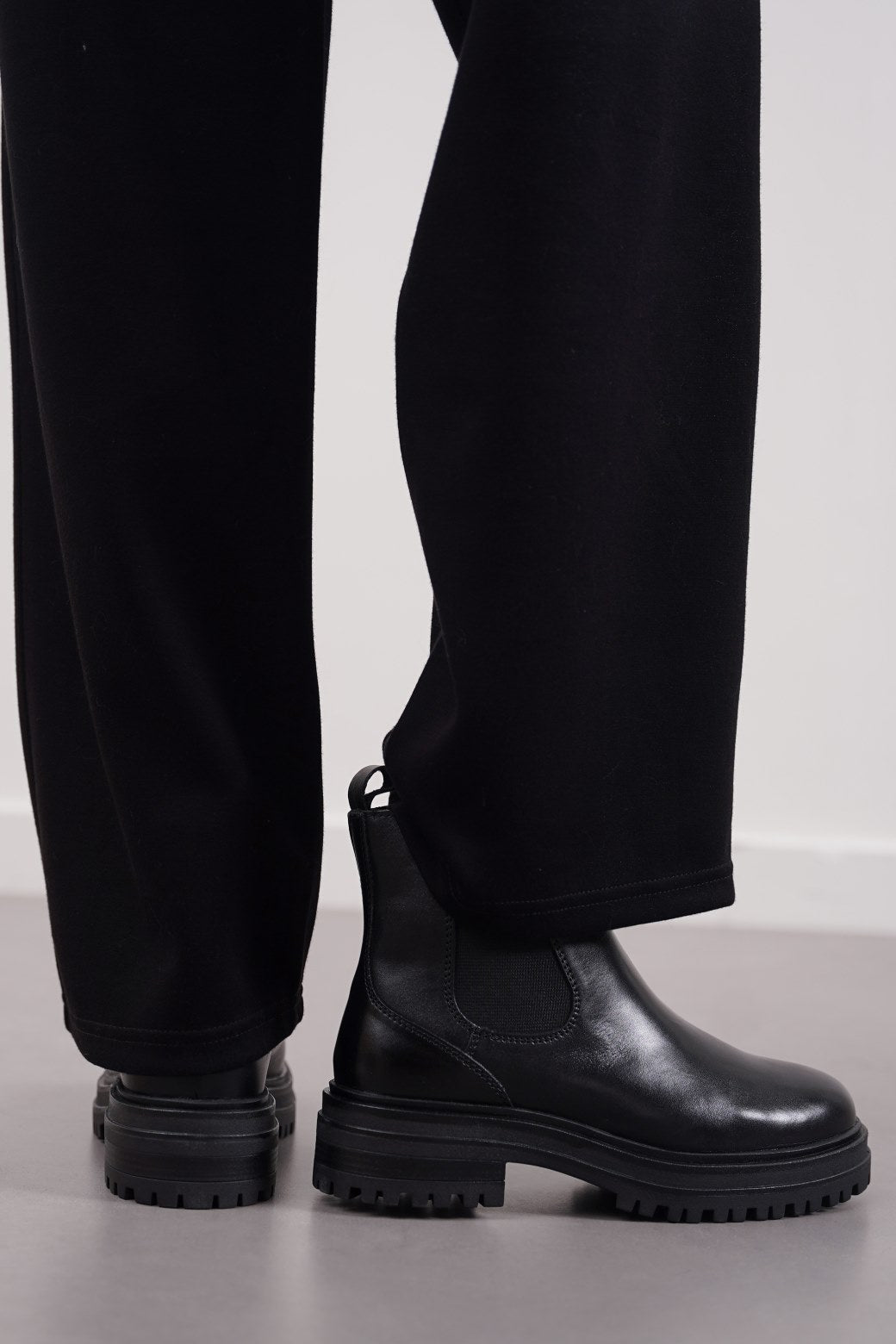 BLACK LEATHER CHELSEA BOOTS