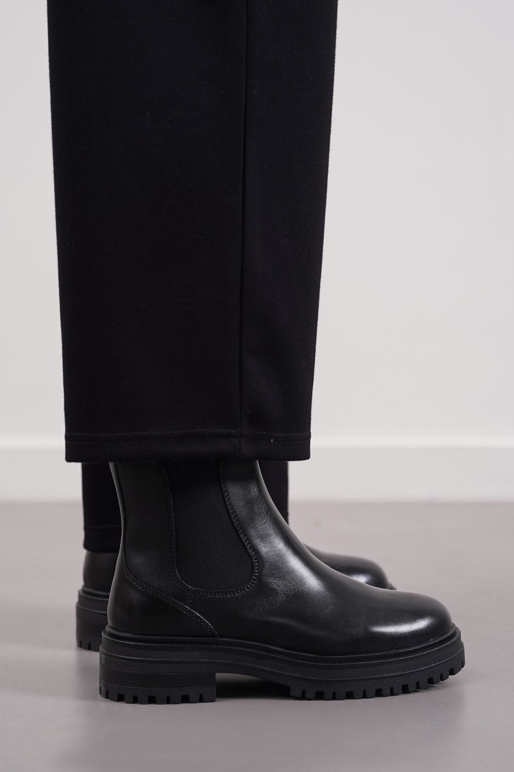 LEATHER CHELSEA BOOTS