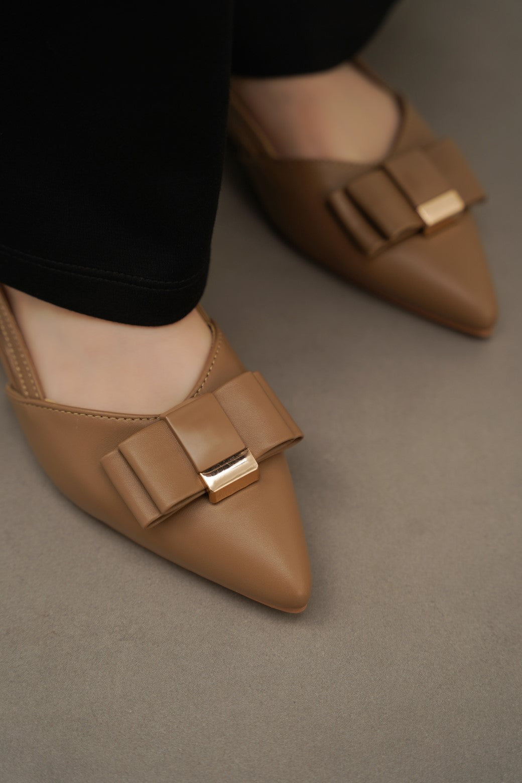 BROWN BOW SLING FLATS