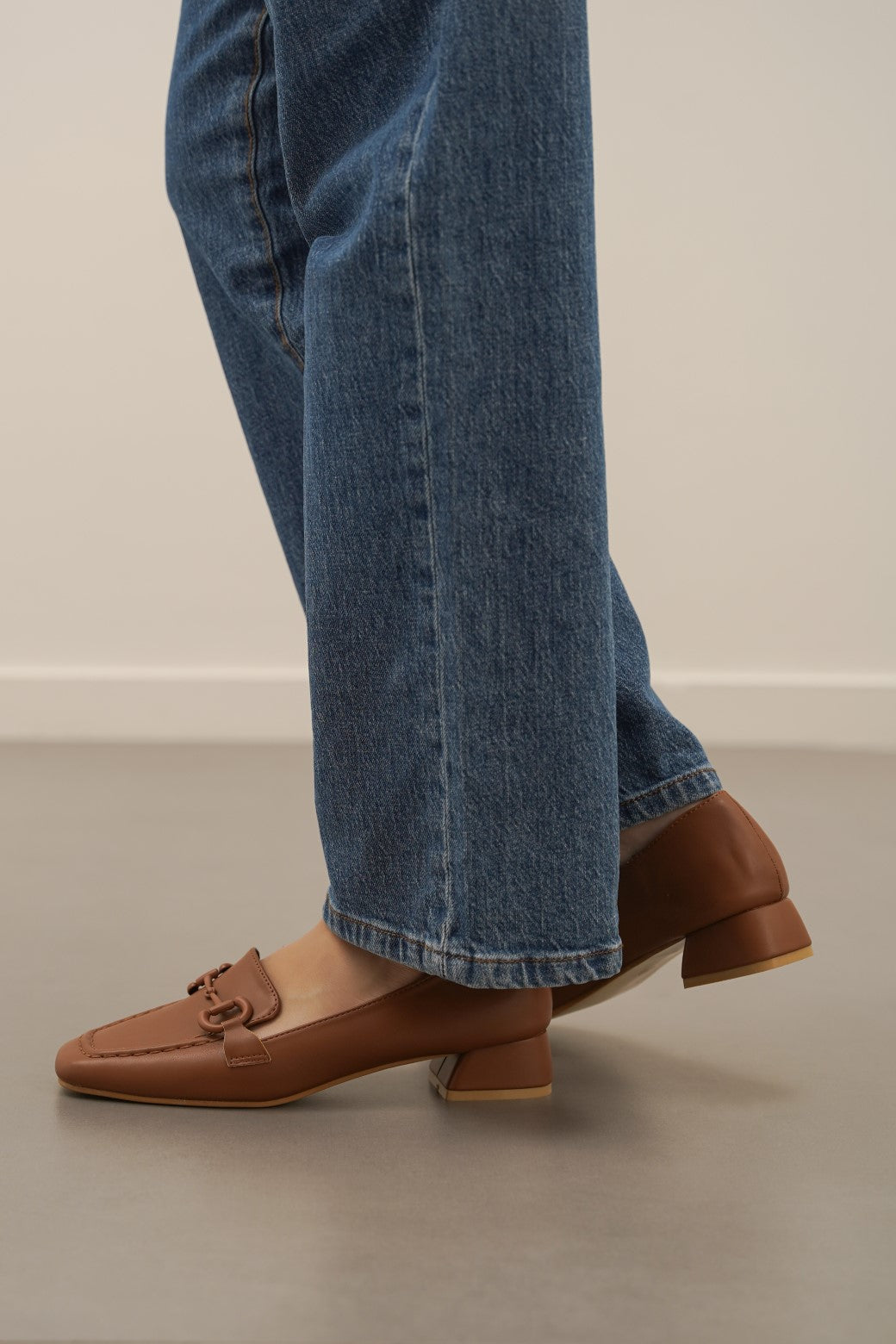 TAN HEELED LOAFERS