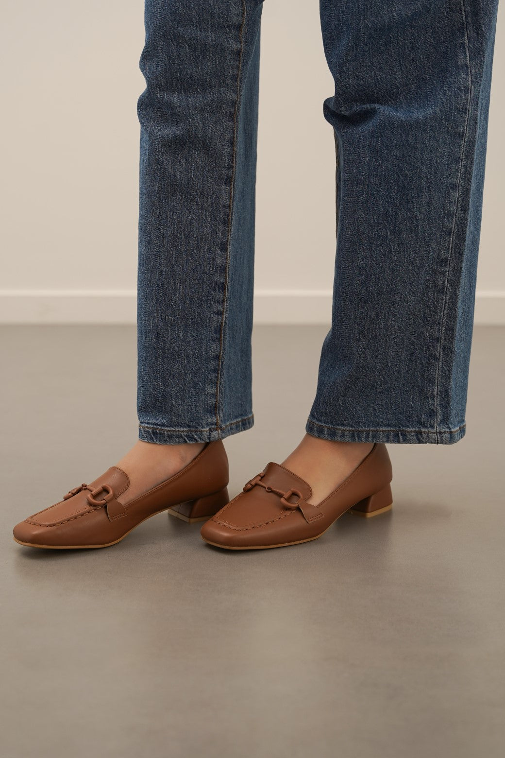 TAN HEELED LOAFERS