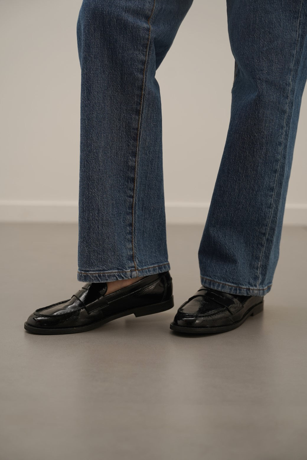 BLACK LEATHER PENNY LOAFERS