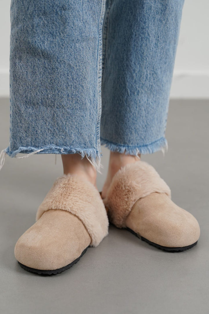 CREAM COSY FUR SLIPPERS