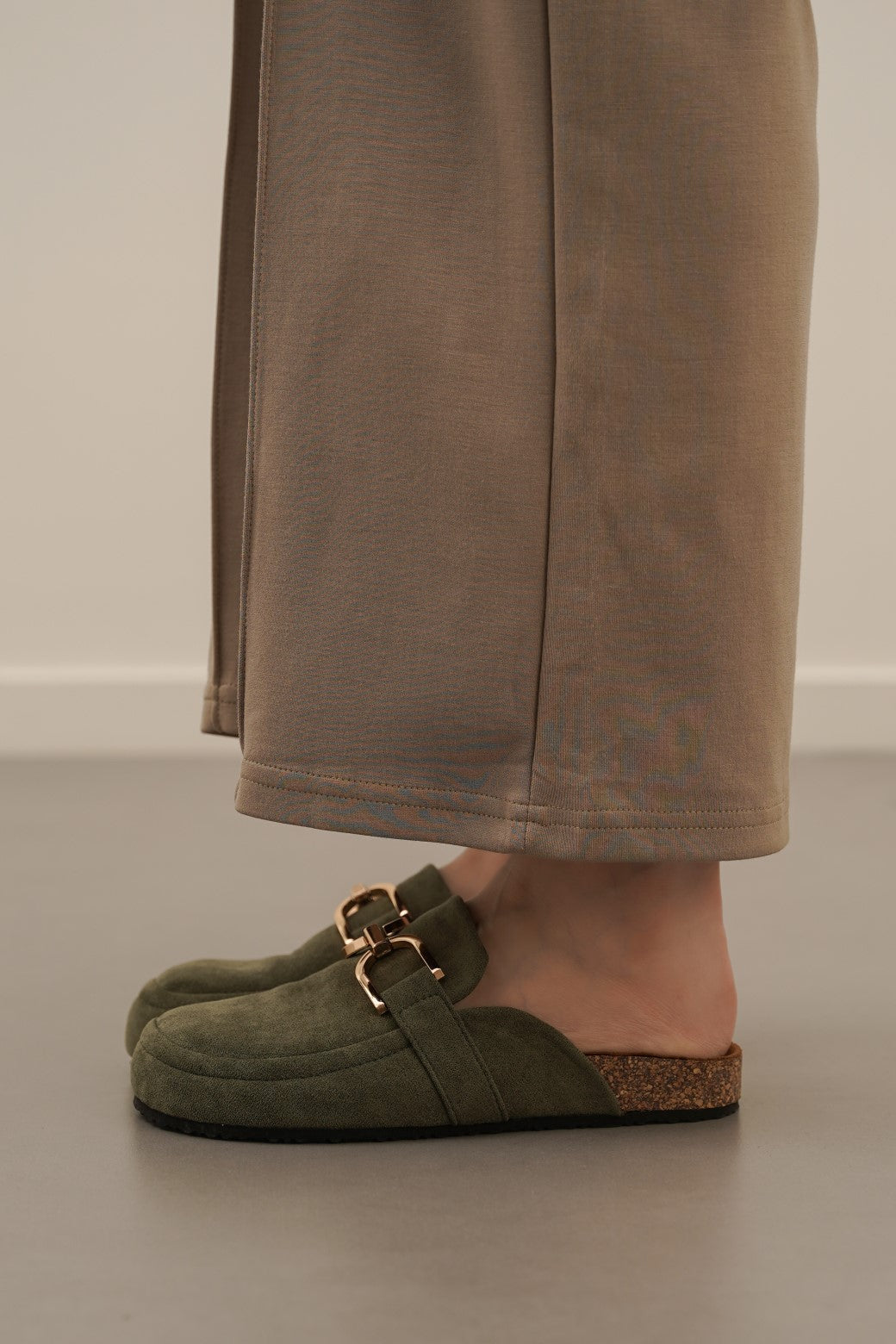 DARK GREEN FAUX SUEDE CLOGS