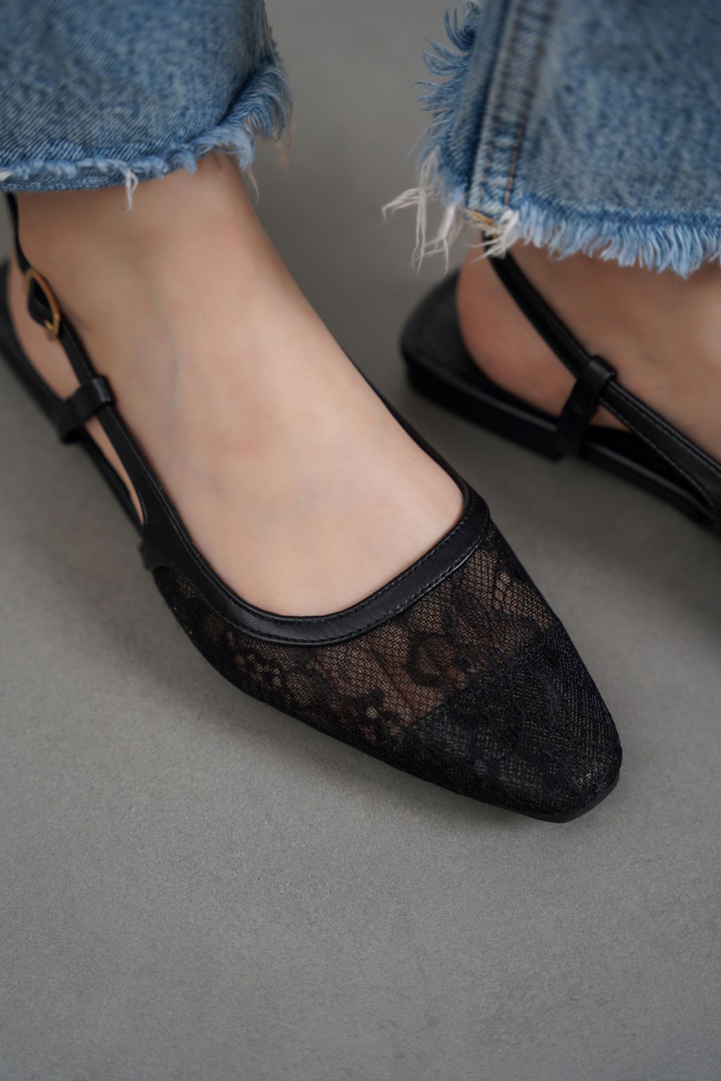 BLACK LACE FLATS