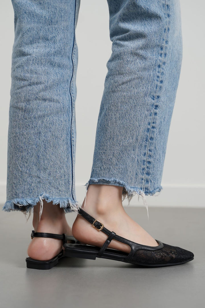 BLACK LACE FLATS