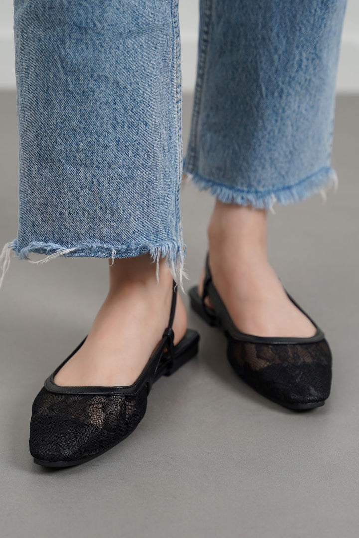 BLACK LACE FLATS