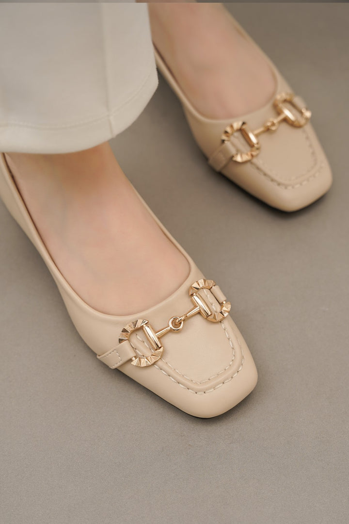 BEIGE BUCKLED BLOCK HEEL